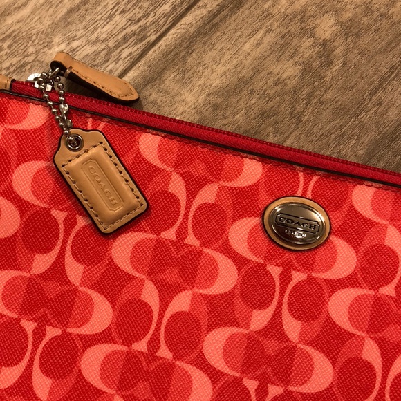 Coach Handbags - 💕Coach clutch💕